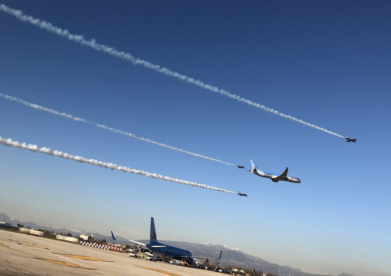 VIDEO / FOTO Neos, il nuovo 787 a Villafranca con le Frecce Tricolori