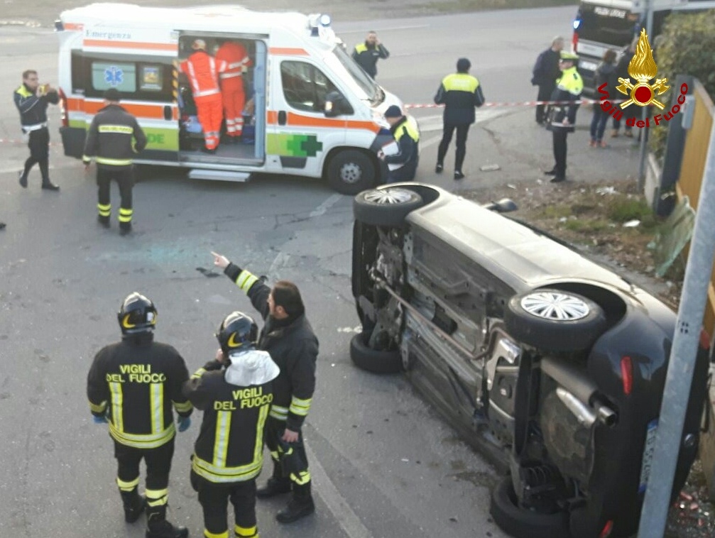 Verona: auto ribaltata tra via Torricelli e via Morgagni