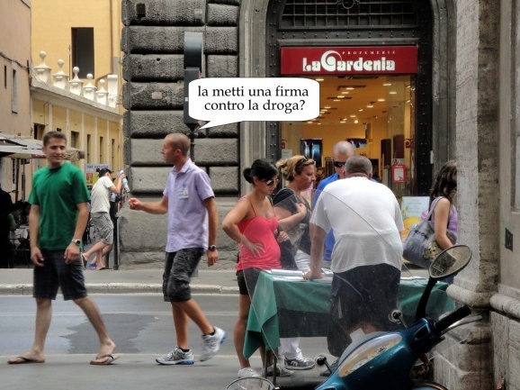 Verona, il sindaco blocca i “chiedifirma” molesti
