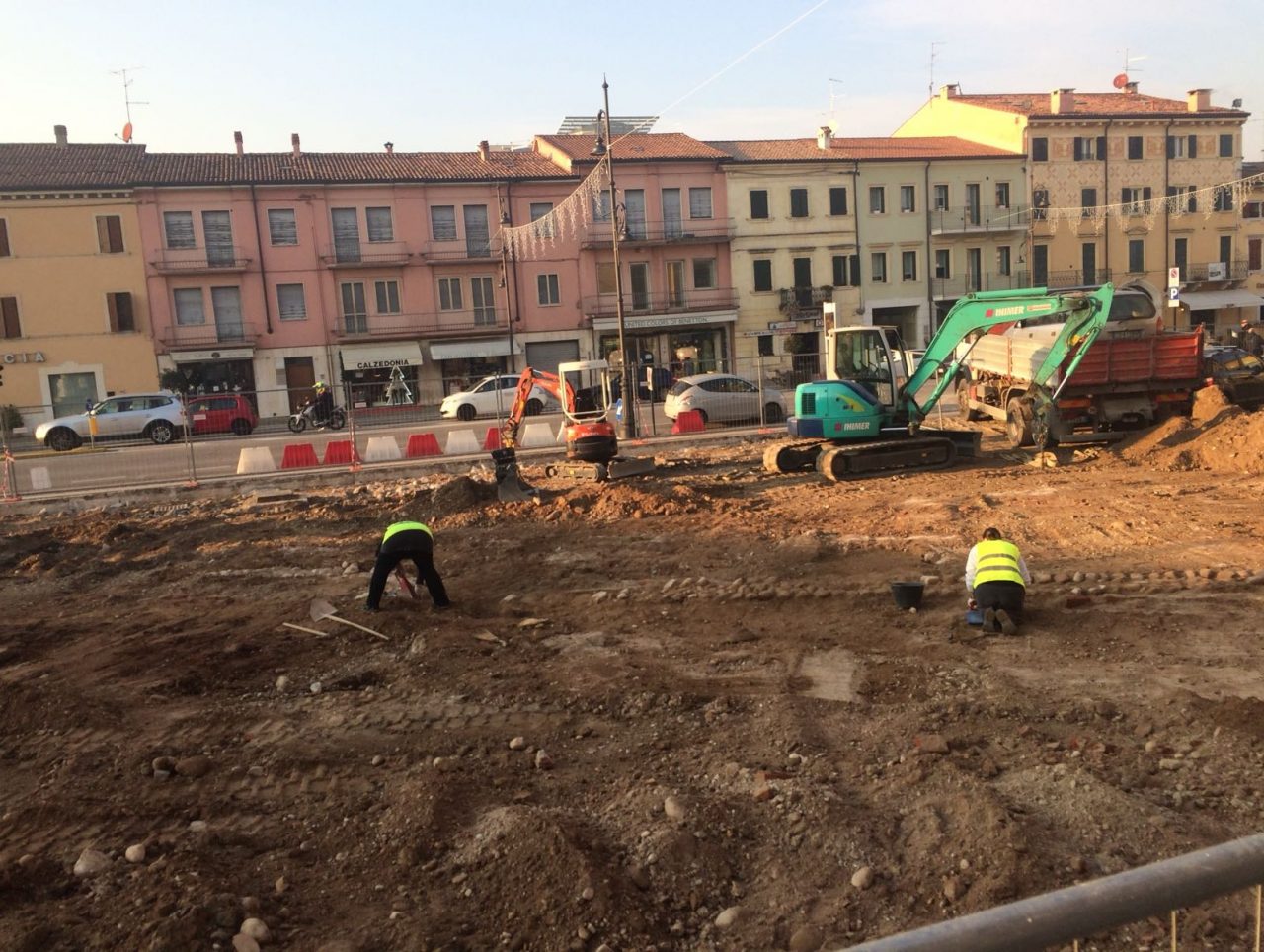 Villafranca, archeologi in piazza Giovanni XXIII