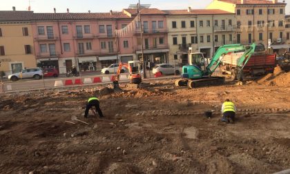 Villafranca, archeologi in piazza Giovanni XXIII