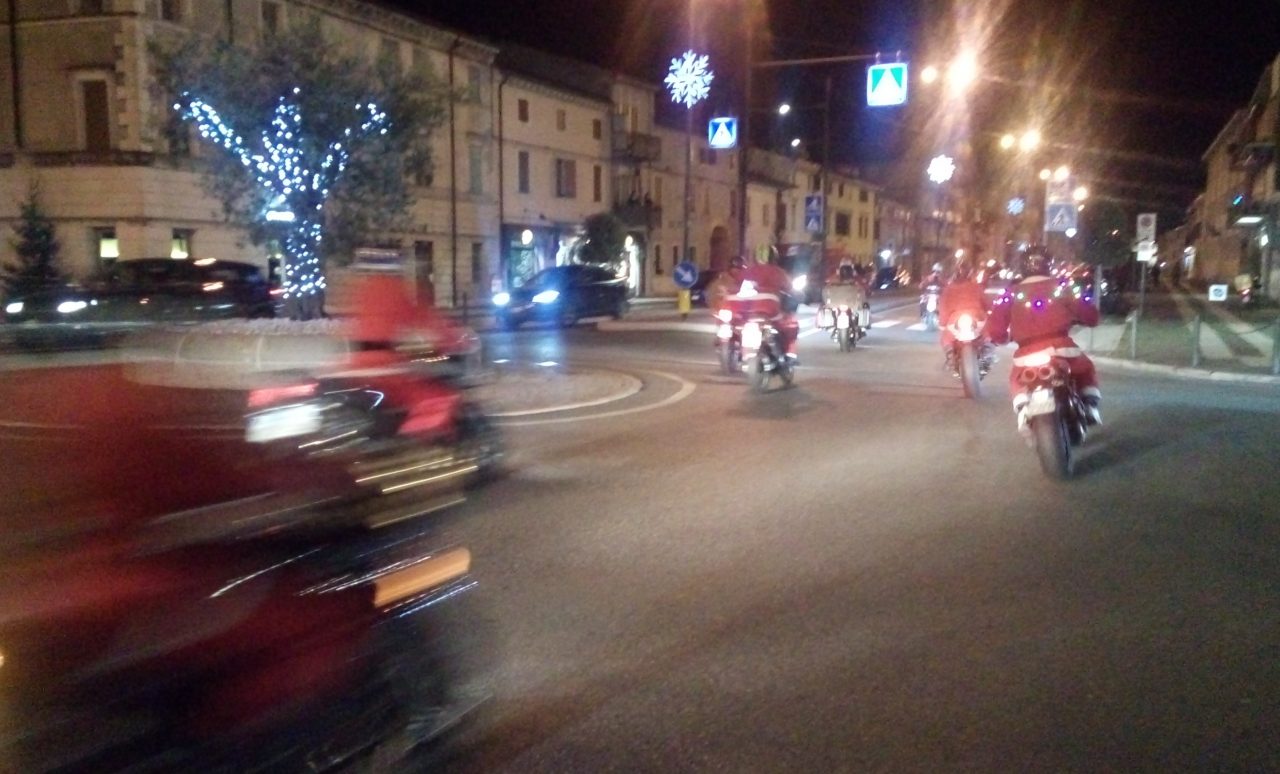 Villafranca, lo spettacolo dei babbi in moto. FOTO E VIDEO