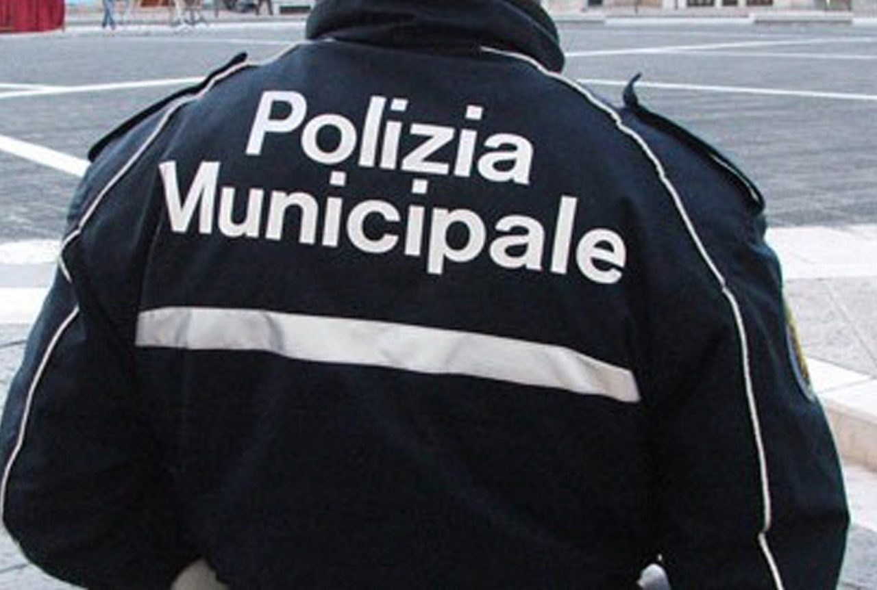 Alla guida ubriaca e senza patente: esce di strada