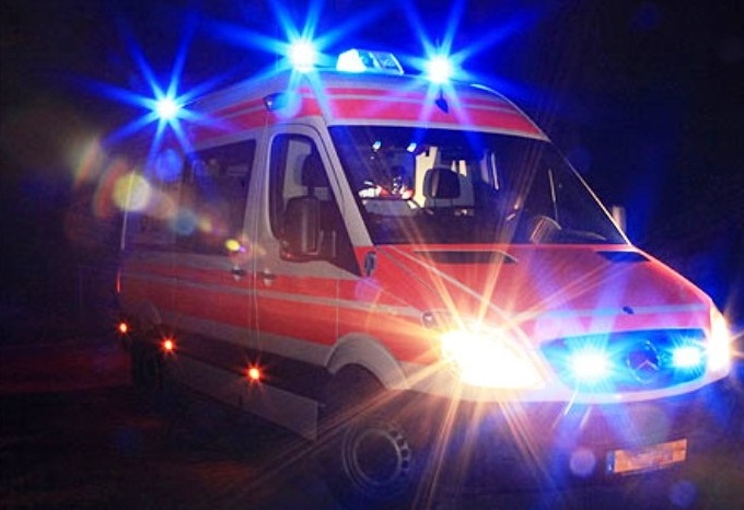 Auto contro palo della luce, morto il conducente