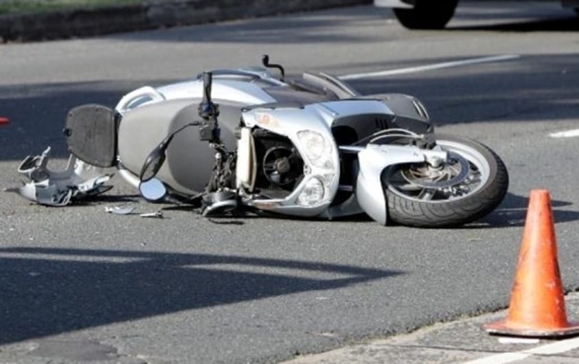 Travolge scooter e scappa, arrestato un 30enne
