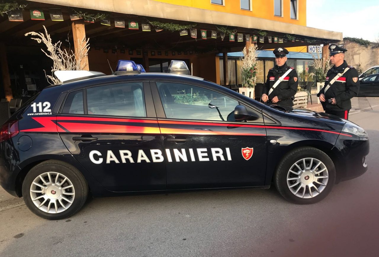 Calci e pugni ai Carabinieri