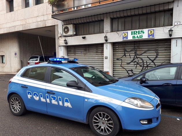 Distrugge il locale e colpisce la barista