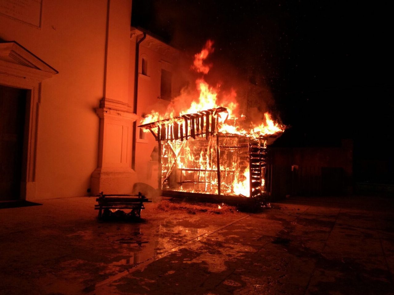 A fuoco il presepe di San Zeno di Mozzecane