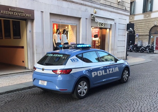 Indossa e tenta di rubare delle scarpe, arrestato