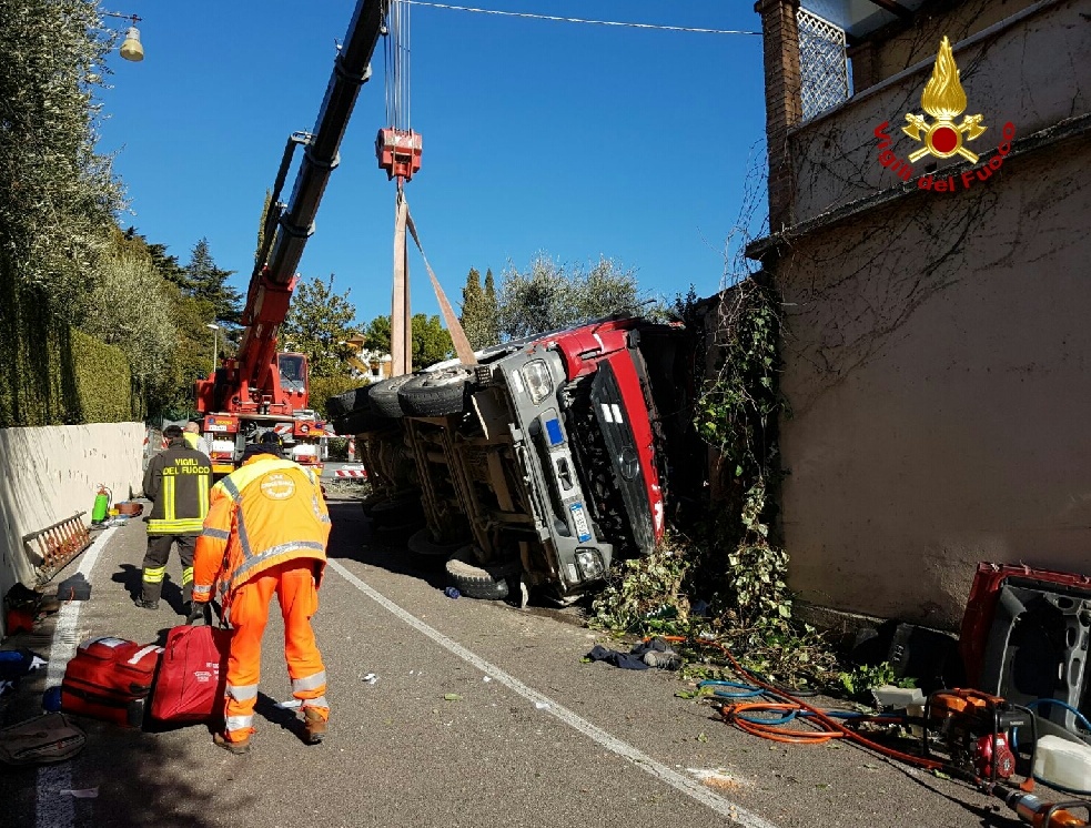 Mezzo pesante finisce su una casa
