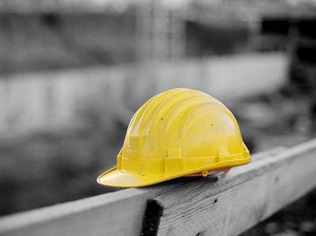 Muore al lavoro colpito da una barra d’acciaio