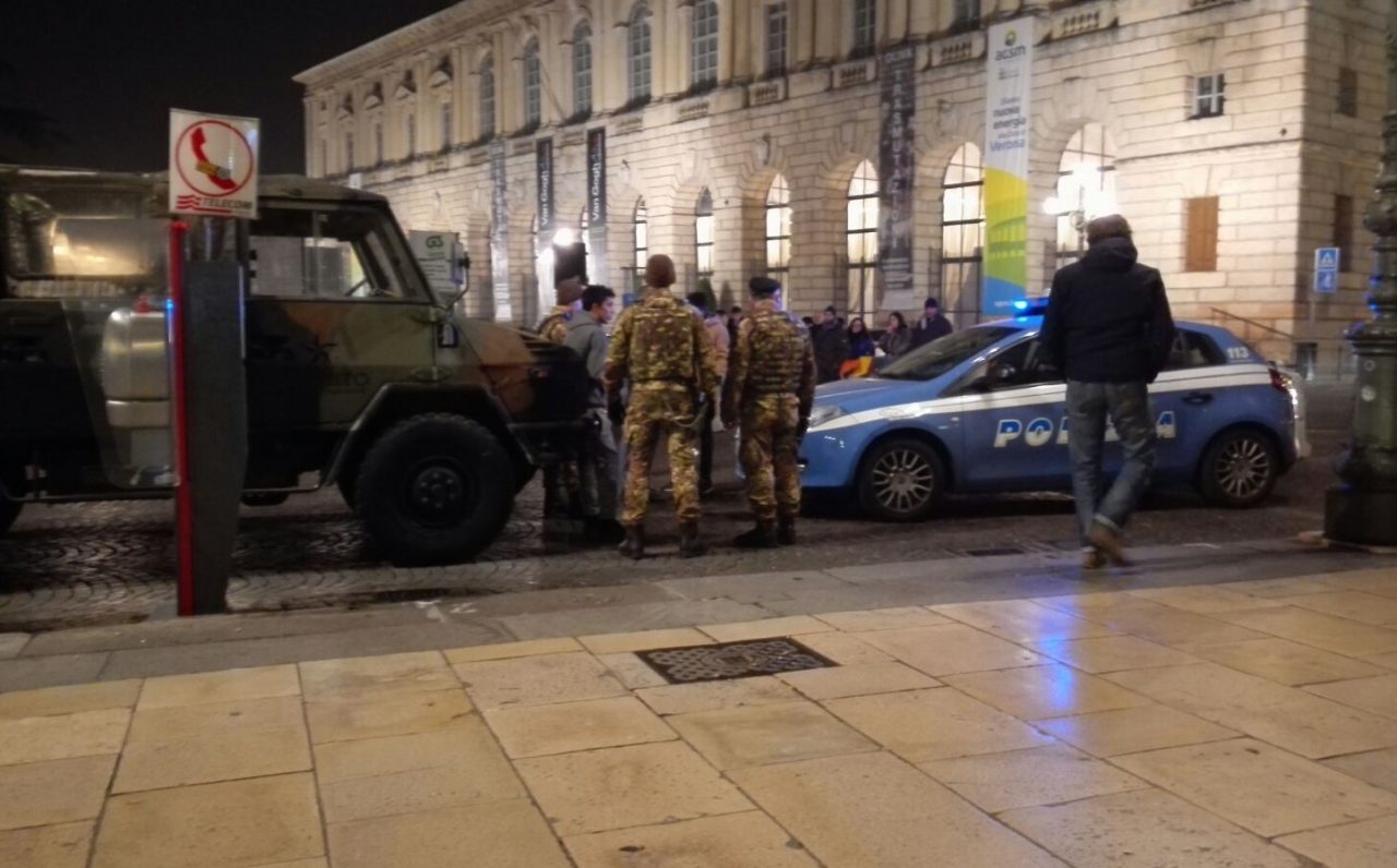 Rissa tra stranieri in piazza Bra