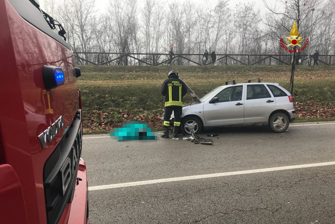 FOTO Scooter contro l’auto, morto un 17enne