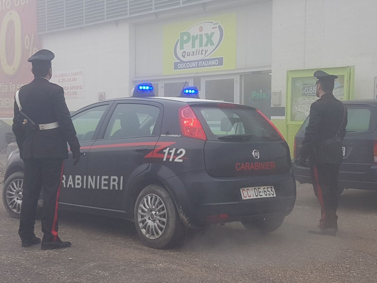 Sorpreso a rubare, spintona il commesso