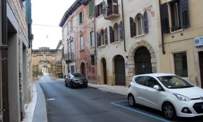 Urta il ciclista e fugge: omissione di soccorso