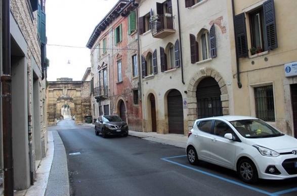 Urta il ciclista e fugge: omissione di soccorso