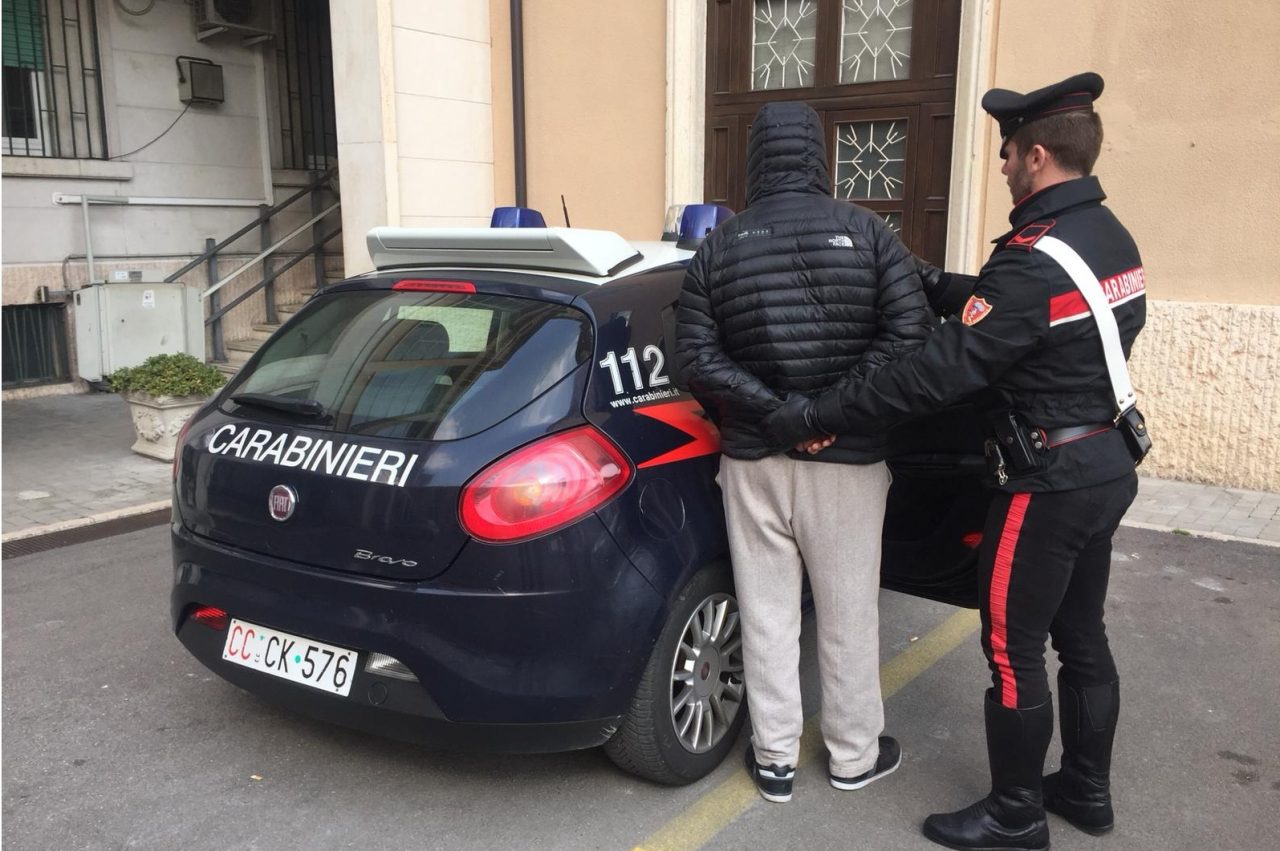“Appena torni ti ammazzo”: la moglie lo fa arrestare