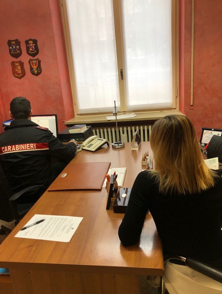 Arrestato mentre si arrampica sul terrazzo della moglie