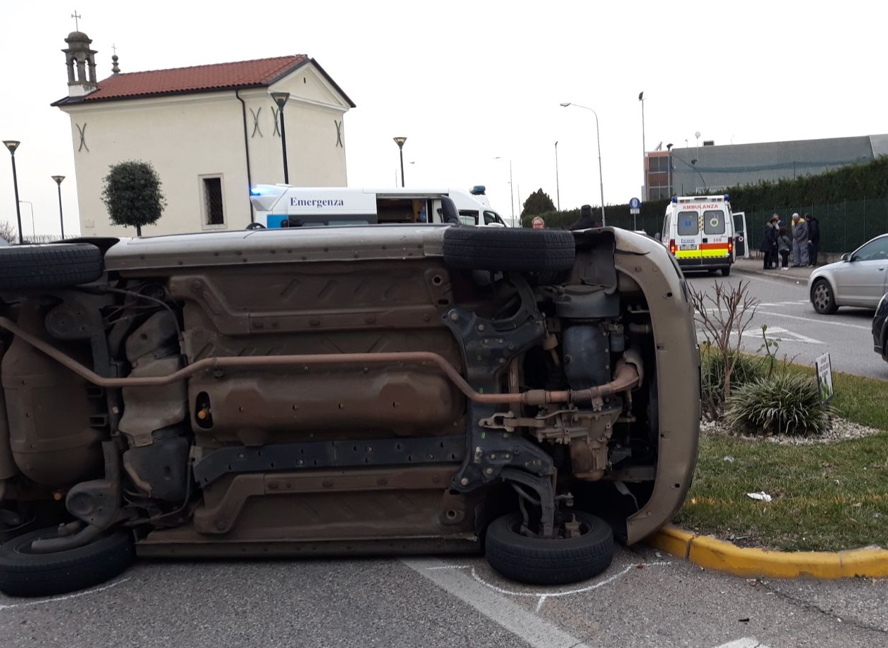 Automobile ribaltata a Roverchiara