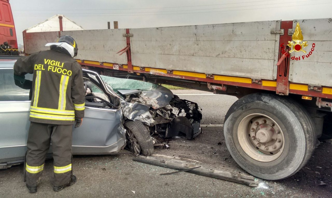 Auto si infila sotto tir, grave un 60enne