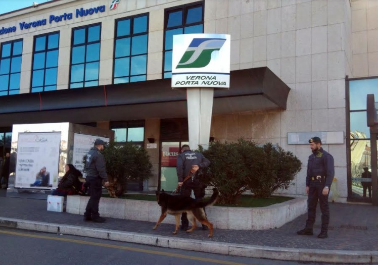 Cani antidroga in azione, due spacciatori in manette