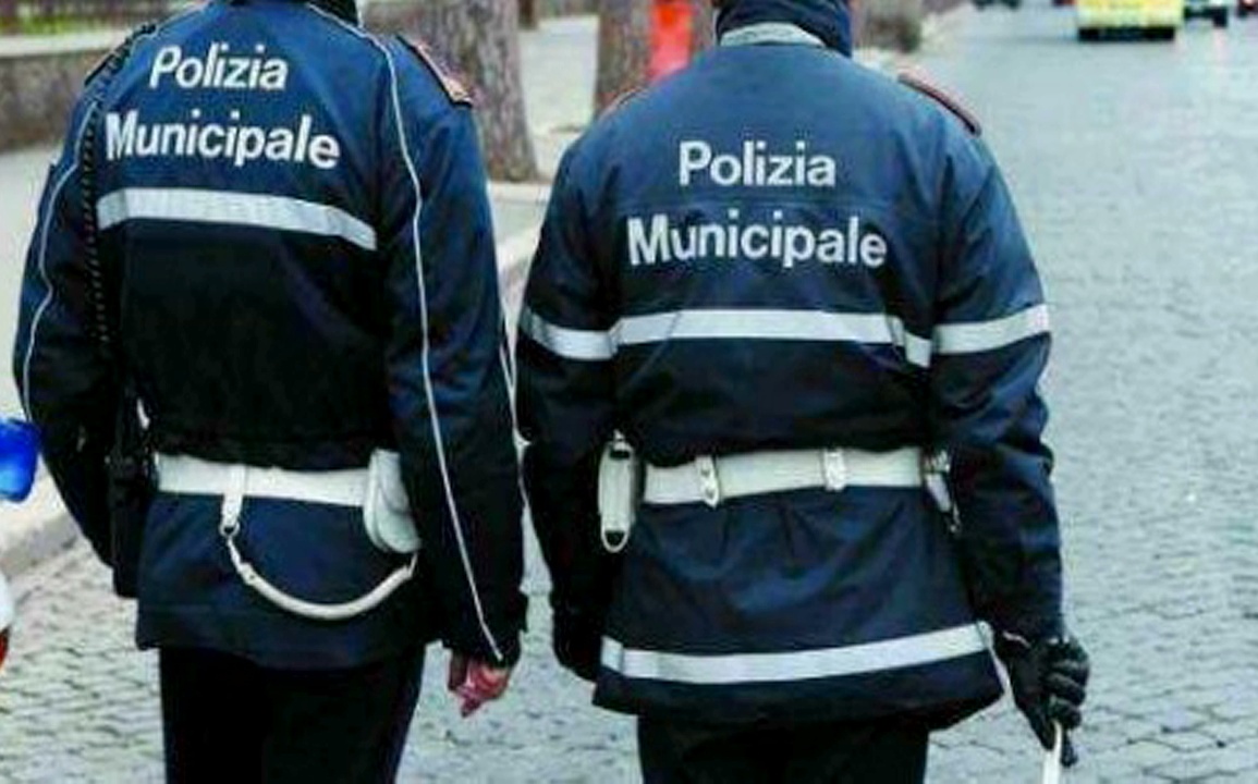 Danneggia tre veicoli e scappa, multato di 1.300 euro