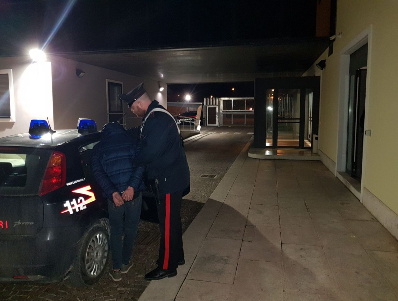 Estorceva soldi e oro a ragazzino, in manette 20enne