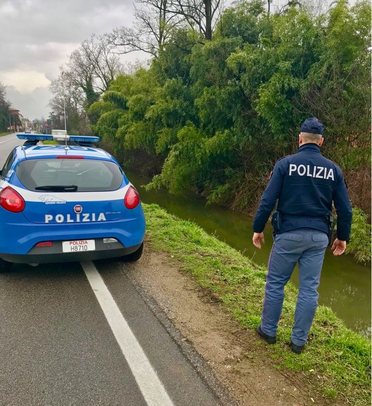 Finisce nel fosso con l’auto, i poliziotti gli salvano la vita