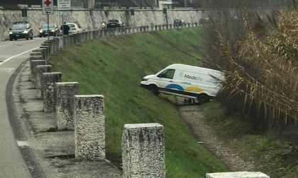 Furgone esce di strada e rischia di finire nell'Adige