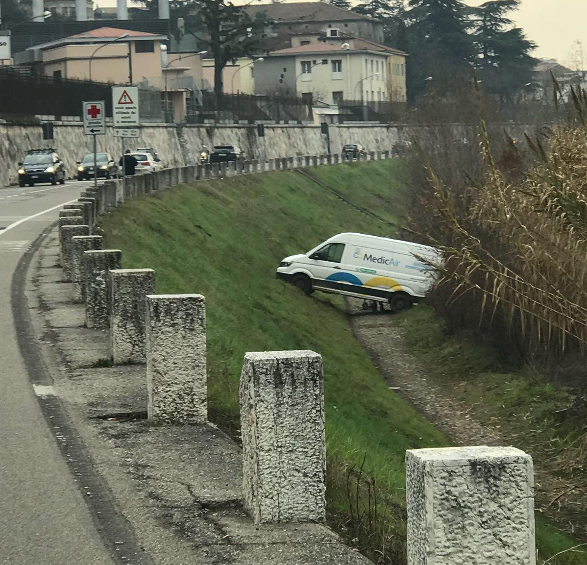 Furgone esce di strada e rischia di finire nell’Adige