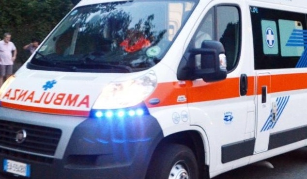 Incendio in una palazzina: due intossicati
