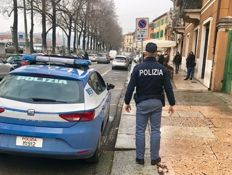 Infrange il vetro di un’auto in sosta, arrestato