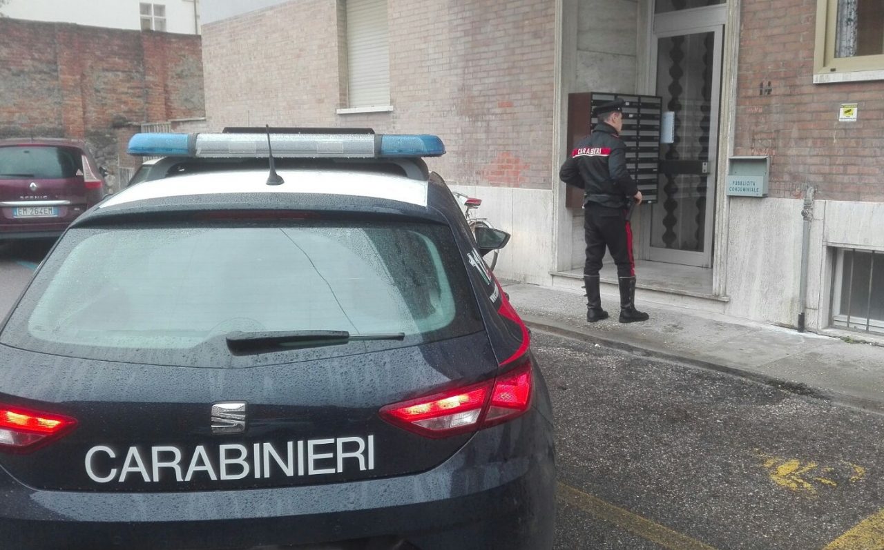 Rapina con botte e pugni, presi dai Carabinieri