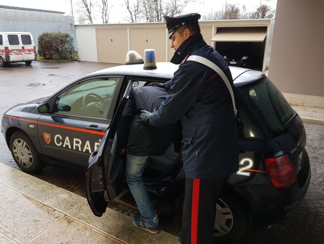 Scoperti 11 abusivi in un appartamento