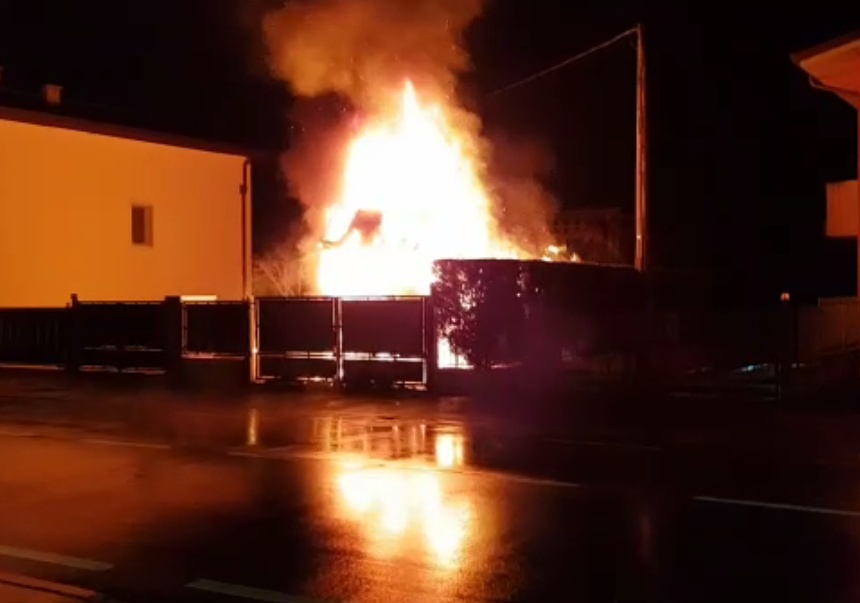 VIDEO Castel d’Azzano, in fiamme un camion