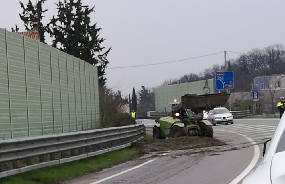 Valeggio, strada bloccata per letame