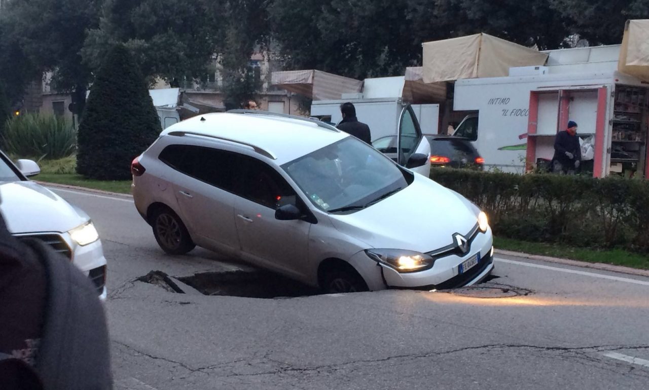 Voragine in Corso Porta Nuova, auto inghiottita