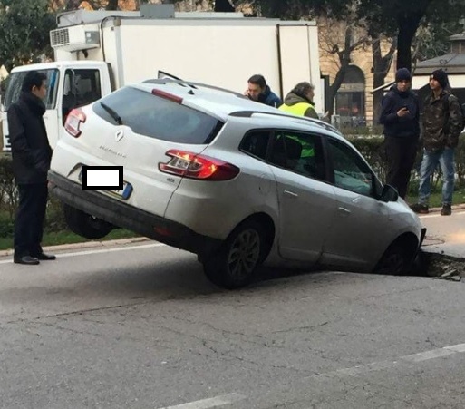 Voragine in corso Porta Nuova, le nostre FOTO