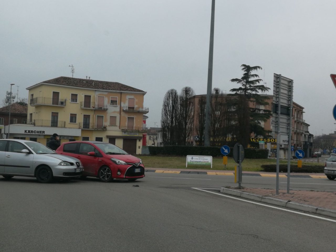 Le due vetture a poca distanza dall'impatto