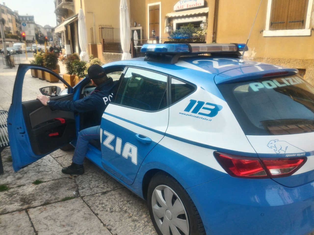 Arrestato polacco che ha preso a pugni un poliziotto
