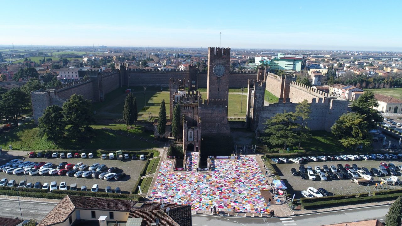 Festa delle donne a Villafranca lo spettacolo delle coperte di VivaVittoria