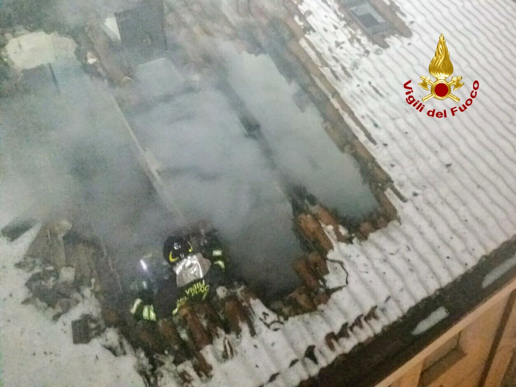 Incendio a Villafranca paura nella notte