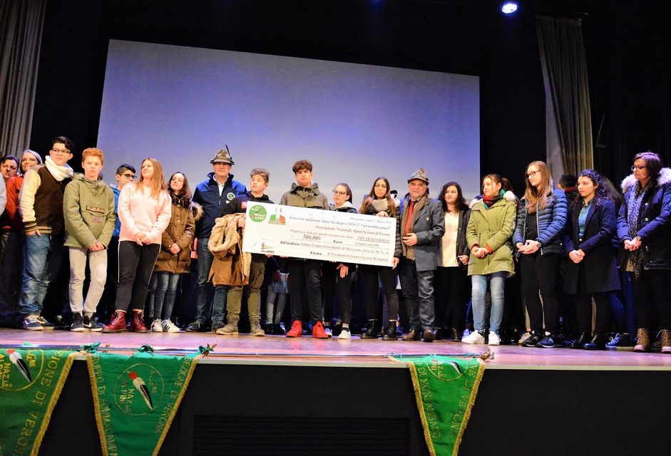 Gli Alpini premiano gli studenti di Mozzecane