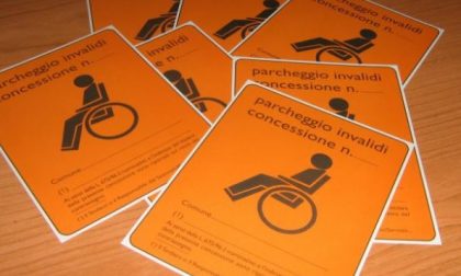 Usa il pass disabili della suocera deceduta