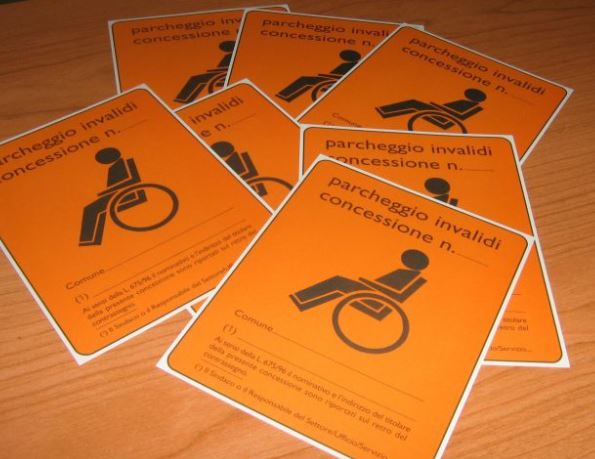 Usa il pass disabili della suocera deceduta