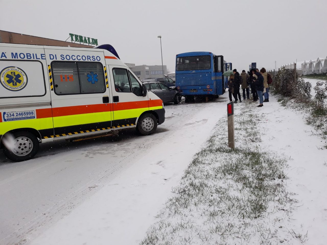 Emergenza neve auto contro autobus a Colognola ai Colli