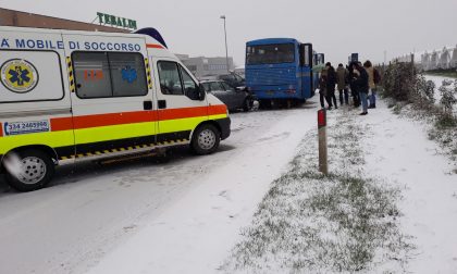 Emergenza neve auto contro autobus a Colognola ai Colli