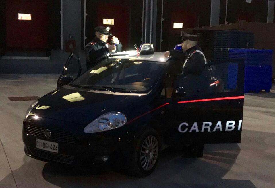 Correzzo, tentano di sradicare il bancomat ma fuggono senza soldi