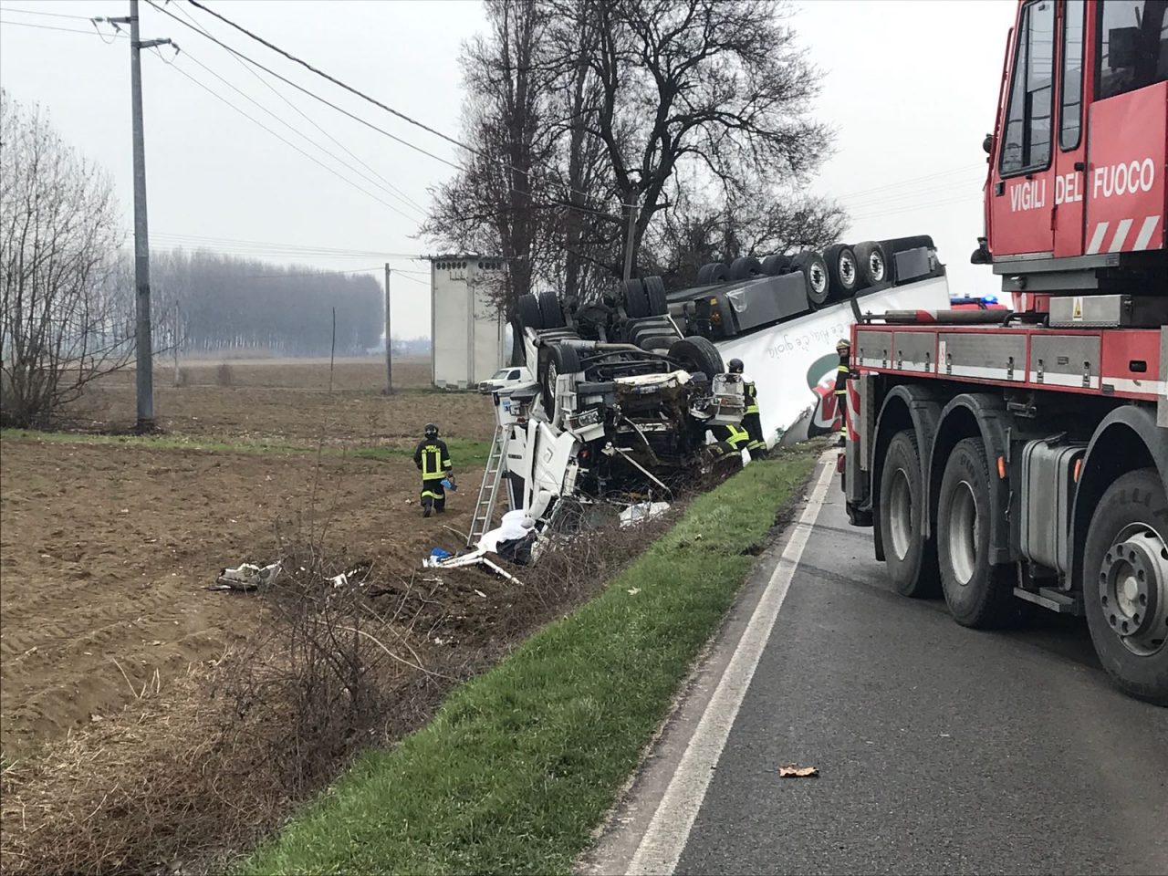 Tir ribaltato, incidente tra Bagnolo e Sorgà