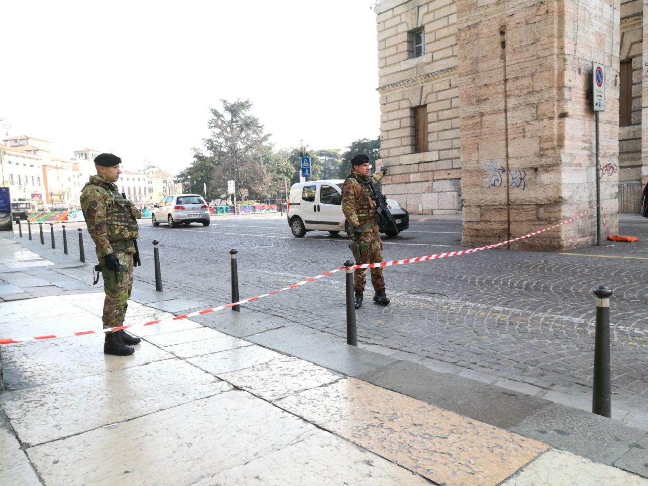 Allarme bomba Verona chiusa Piazza Bra